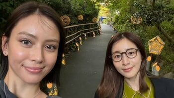 滝沢カレン 田中みな実と高級ホテルのアフタヌーンティー満喫で仲良しツーショット公開！「温泉地に来たよう」プライベートで自然あふれる豪華庭園も散策