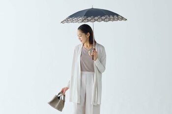【2026年新作アイテム】トンボ洋傘前原光榮商店が東レサマーシールドに高級刺繍を施した全天候型（オールウェザー）の晴雨兼用・一級遮光傘を3月2日に発売。携えるだけで夏の装いをクラスアップします。