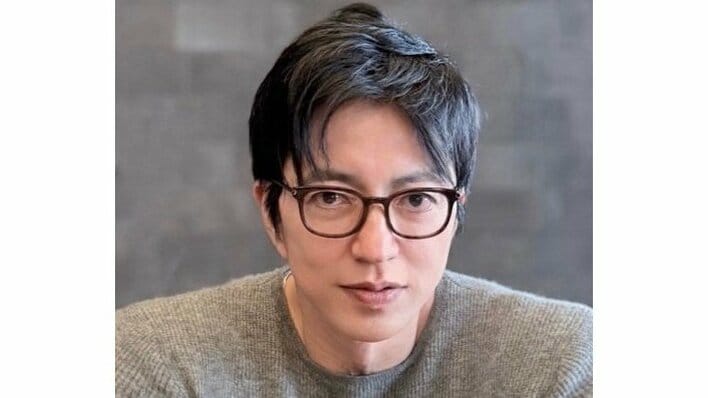 大沢たかお「肩幅どうなってます？」ニット×メガネ姿に反響 ギャップ際立つ“圧倒的な肩幅”に「AIかと･･･」「めちゃくちゃかっこいい」