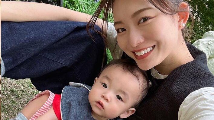 第2子妊娠中の蜂谷晏海の長男“ベビバーグ” 母の着替え見守るお風呂あがり姿ショットにメロメロ 「じょうず〜」の声に誇らしげな顔も