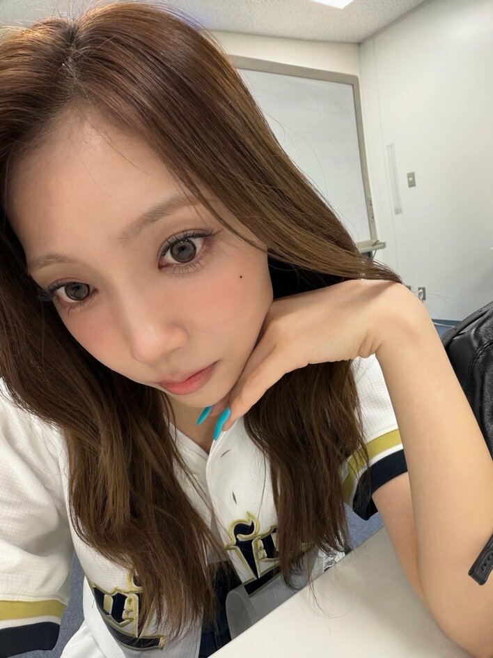 笑顔国宝級すぎる」NiziU・MAYUKA へそピきらめくユニフォーム姿を披露