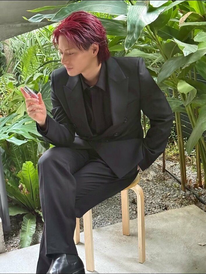 平野紫耀 カメラ目線の寝そべりショットにファンもん絶「心臓えぐ