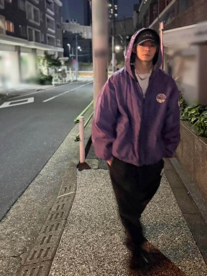 バレてない？」岸優太 変装なしで渋谷に降臨！紫のジャンパー姿で夜の