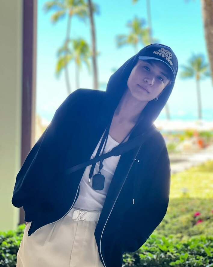 岩田剛典 “リッチ”なハワイ旅を披露！“ルフィが食べてそうな肉”など