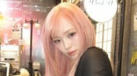 NiziU・RIO オレンジヘアに大胆イメチェン！美脚際立つミニ丈ワンピ衣装でウィンクを決める姿に「最高過ぎる」「太陽みたいで良き」