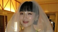 松田優作さん長女・松田ゆう姫 ウェディングドレス姿の結婚披露宴の裏側を公開！夫と手をつなぎ見つめ合う仲睦まじい姿に「すごいオシャレ」