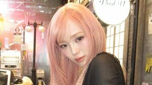 NiziU・RIO オレンジヘアに大胆イメチェン！美脚際立つミニ丈ワンピ衣装でウィンクを決める姿に「最高過ぎる」「太陽みたいで良き」