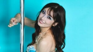 「もはやアスリート」熊田曜子(44) 縦割り腹筋＆引き締まった腕が目を引くポールダンス姿披露！人魚姿でのショットに「美腹筋！」と反響