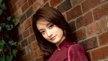 谷まりあ 大人の雰囲気あふれる振り向きショット公開！バーガンディの落ち着いたコーデでカメラを見つめる姿も