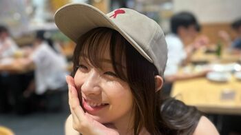 足立梨花“360度全方位美女” 彼女感たっぷりのカフェデートショット公開！キャップ＆ノースリーブの夏コーデにも注目