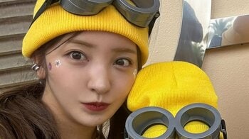横顔そっくり！板野友美 4歳娘とUSJへ誕生日旅行 お揃いの“ミニオンコーデ”で親子2ショット披露「親子揃って可愛すぎる」