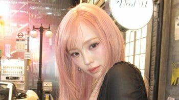 NiziU・RIO オレンジヘアに大胆イメチェン！美脚際立つミニ丈ワンピ衣装でウィンクを決める姿に「最高過ぎる」「太陽みたいで良き」