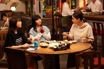 松岡茉優主演、木曜劇場『ギークス～警察署の変人たち～』定時に帰るため全力を尽くすギークスの“井戸端会議”ほか場面写真が初公開！