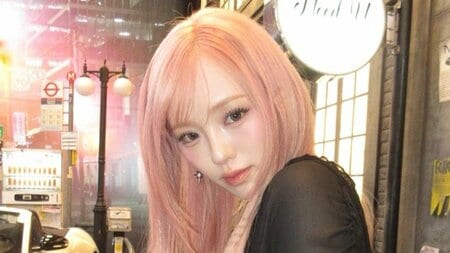 NiziU・RIO オレンジヘアに大胆イメチェン！美脚際立つミニ丈ワンピ衣装でウィンクを決める姿に「最高過ぎる」「太陽みたいで良き」