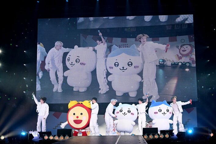 【写真33枚】1人ずつのソロカットも！TOMORROW X TOGETHERのライブ写真＆舞台裏ショットを見る