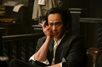 「さすが小栗旬」「タバコの持ち方がそっくり！」蜷川幸雄さん役にネット感激！神木隆之介の“演技下手な演技”も絶賛『もしがく』