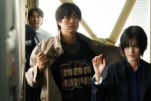 池田（中村海人）が明日香（橋本愛）に猛アプローチで三角関係の危機！？そんななか爆弾を持った男に沼袋署が占拠され…『夫婦別姓刑事』第6話予告