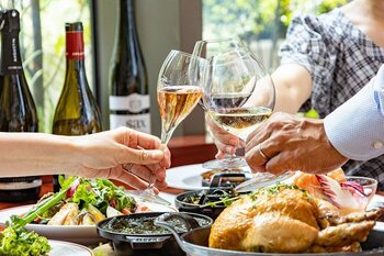 北参道のビストロ「LE BISTRO」にて夏限定ワインフリーフローを8月31日まで期間限定でスタート。泡・ロゼ泡・白・ロゼ・赤、5種をシュワっと心ゆくまで堪能。