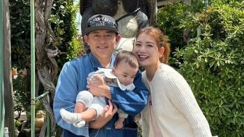 広々自宅で初節句祝い！蜂谷晏海 夫・井戸田潤と“ベビバーグ”の仲良しショットや豪華な五月人形をバックに長男のほほにキスも！？