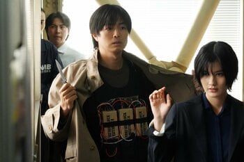 池田（中村海人）が明日香（橋本愛）に猛アプローチで三角関係の危機！？そんななか爆弾を持った男に沼袋署が占拠され…『夫婦別姓刑事』第6話予告