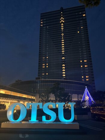 【びわ湖大津プリンスホテル】9月23日の「手話言語の国際デー」　シンボルモニュメント「OTSU」をブルーライトで輝かせよう