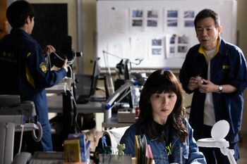 小学校で起きた放火事件！犯人は幽霊！？西条（松岡茉優）は芹沢（中村蒼）と現場を訪れるが…『ギークス』第3話予告