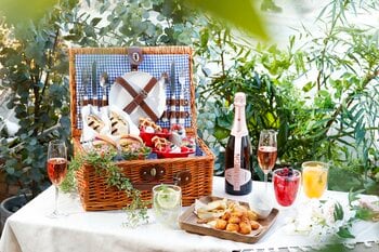 新緑が芽吹く表参道、ニューヨークストリートテラスで楽しむ“おしゃピク”でニューヨーカー気分！『ピクニックバスケット』1日10セット限定販売