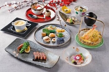 【明治記念館】“鮨・天麩羅・鉄板焼「羽衣」で春の訪れを告げるディナーや平日限定のランチ、梅見のお供にぴったりなお弁当を2月から期間限定でご提供します”　色鮮やかな春らしい逸品をお愉しみいただけます。