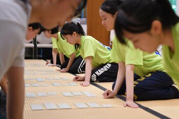 0.01秒に青春をかける！畳の上の暑い夏。競技かるたの甲子園「第48回全国高等学校選手権大会」