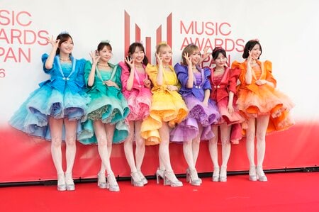 FRUITS ZIPPERがゴージャスなグラデーションドレスで笑顔！レッドカーペットを鮮やかに彩る【MAJ2026】