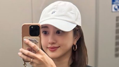 「夫のTシャツを借りパク」2児の母・菊地亜美 大きめトップス姿で子どもとの2ショットを披露！ 娘の肩出しコーデも