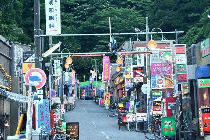 【写真】細かい部分までこだわりが！『もしがく』オープンセットの写真をじっくり見る