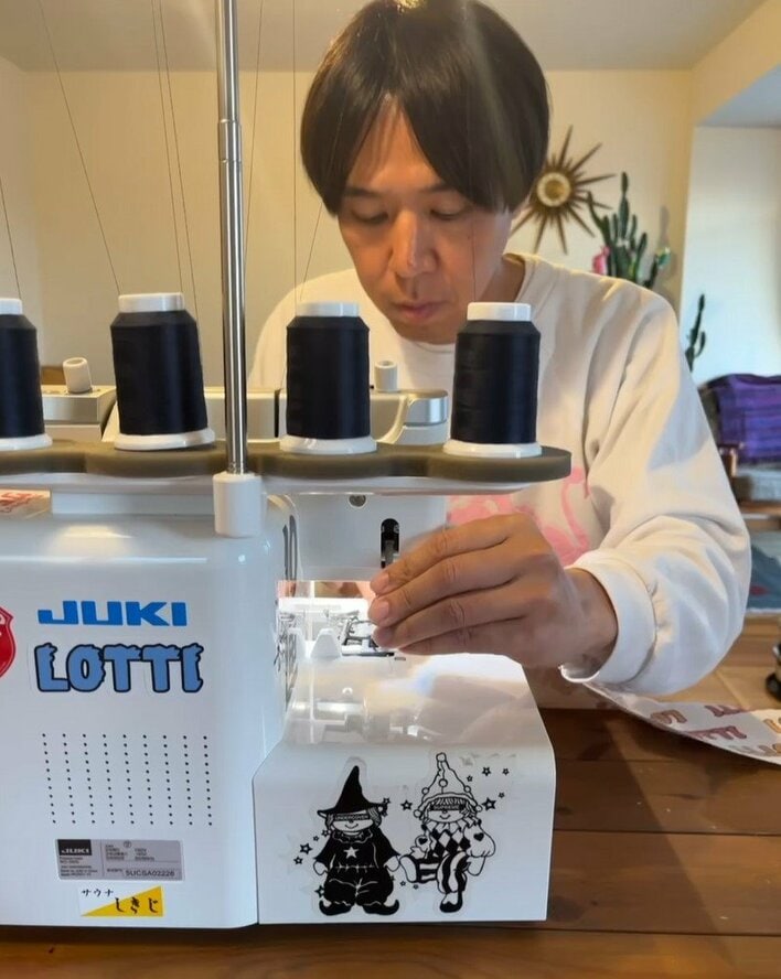 【画像23枚】「工場長できる腕前ですわ」ロッチ・コカドがミシンで作ったライブのオリジナルバッグの全貌を見る