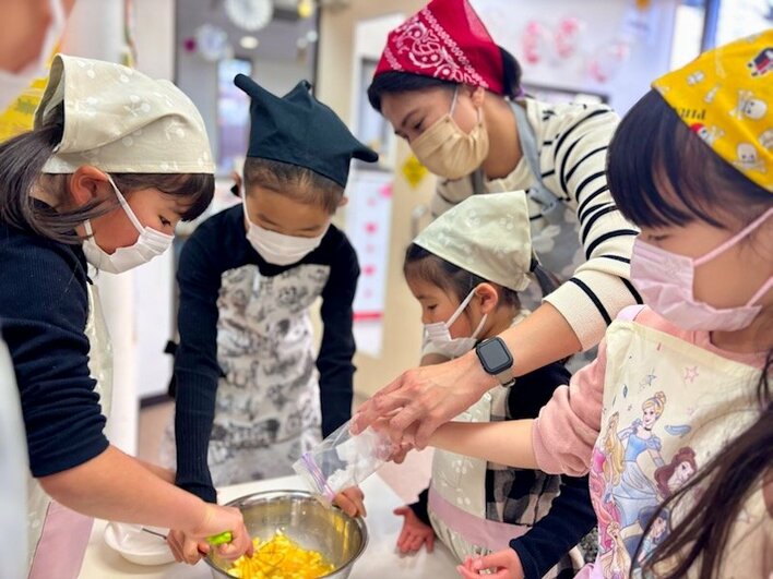 【名古屋・千種】外国人講師と英語でクッキング！園児・小学生向けバレンタインスイーツ作りイベントを開催