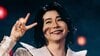 ミセス・大森元貴 ド派手衣装の“アートな写真”公開！ライブで華麗な足上げ披露やまるで星空のような幻想的カットも「美しいが全部詰まってる」