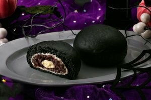 『ディズニーヴィランズ』のダークで魅力的な世界観をイメージしたスイーツが登場! 先着でもらえる限定ステッカーも