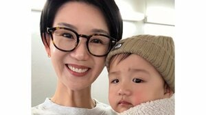 「ポーズが気になります」栗原恵 0歳長男のつかまり立ち姿を公開！ハイハイで元気に遊ぶ姿や親子の密着ショットも披露し「全部癒やし空間」