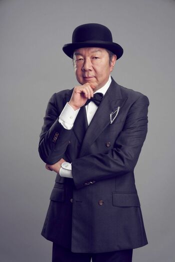 古田新太『SUPER RICH』に独特キャラの編集長役で出演！「みなさんに迷惑をかけないようにふざけたい」