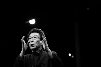 古舘伊知郎の伝説的トークライブ「トーキングブルース」がYouTubeで全編初解禁！