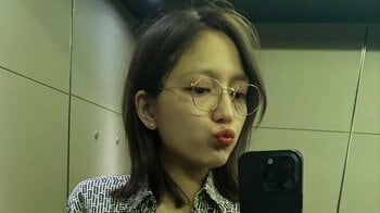 川口春奈 ミラノでの“わんぱく”オフショット公開！マリトッツォを豪快に食べる姿や秋色リップが印象的なお顔アップも「自然体が見られて嬉しい」