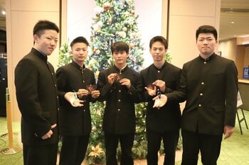 北海道札幌工業高等学校・(株)アイドウ様とのコラボレーション飛沫防止アクリルパーテーションを再利用したサステナブル・アートのクリスマスツリー展示