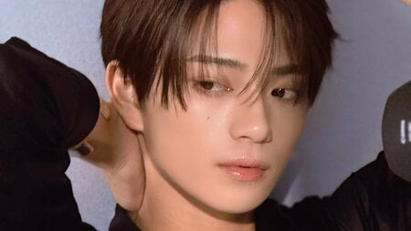 岩瀬洋志 胸元チラリの“色気ダダ漏れ”黒シャツ姿にファン悶絶！フェイスライン際立つショットや指ハートつくったおちゃめポーズに「どの角度も素敵」