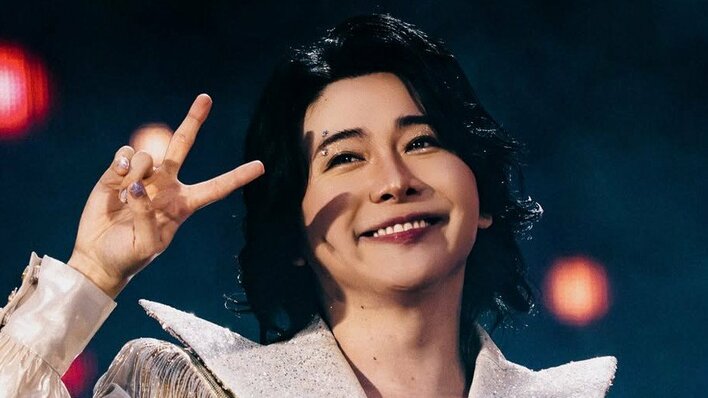 ミセス・大森元貴 ド派手衣装の“アートな写真”公開！ライブで華麗な足上げ披露やまるで星空のような幻想的カットも「美しいが全部詰まってる」