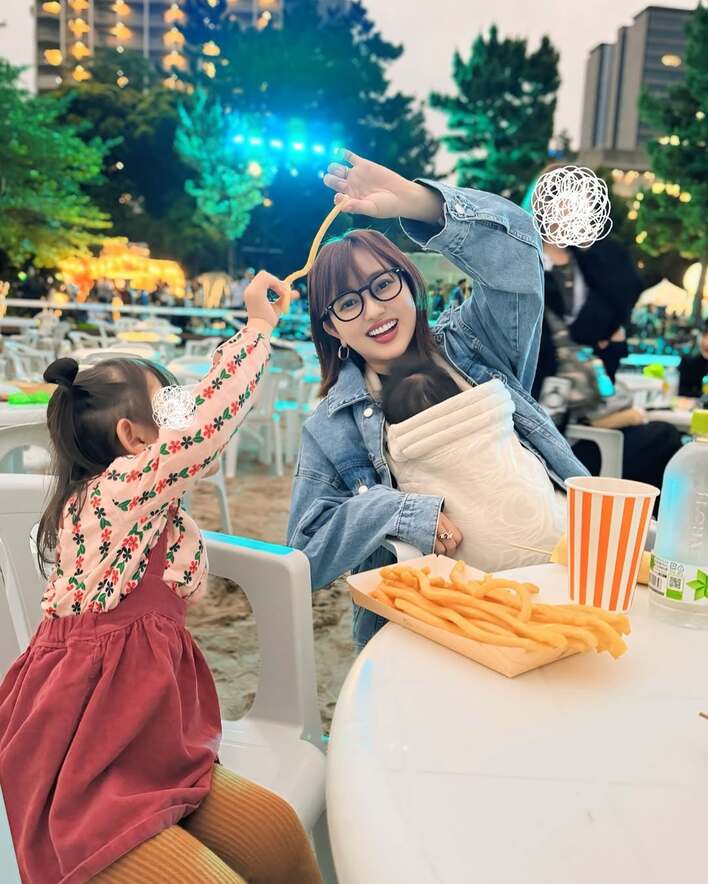 【画像】夫が顔寄せ…2児の母・菊地亜美が花火のショーを見に行ったときの家族4ショットなどを見る