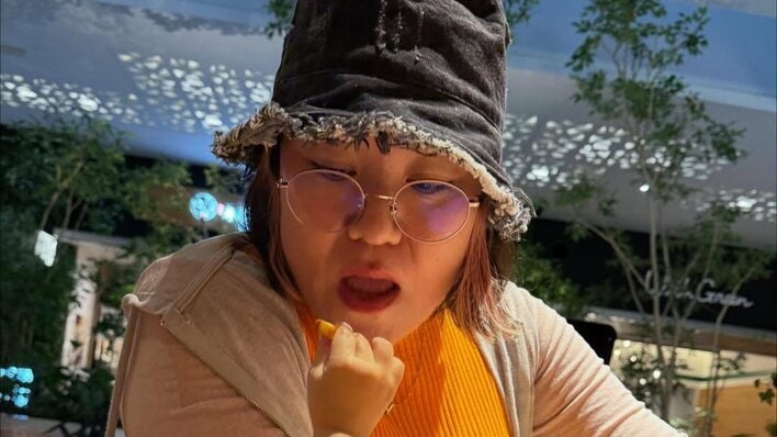 バービー「苦しさはあります」1歳娘がごはんを“どうぞ”する親子ショット公開!次々と口へ食べ物を運ぶ我が子に必死に応える母の姿に「癒やされました」