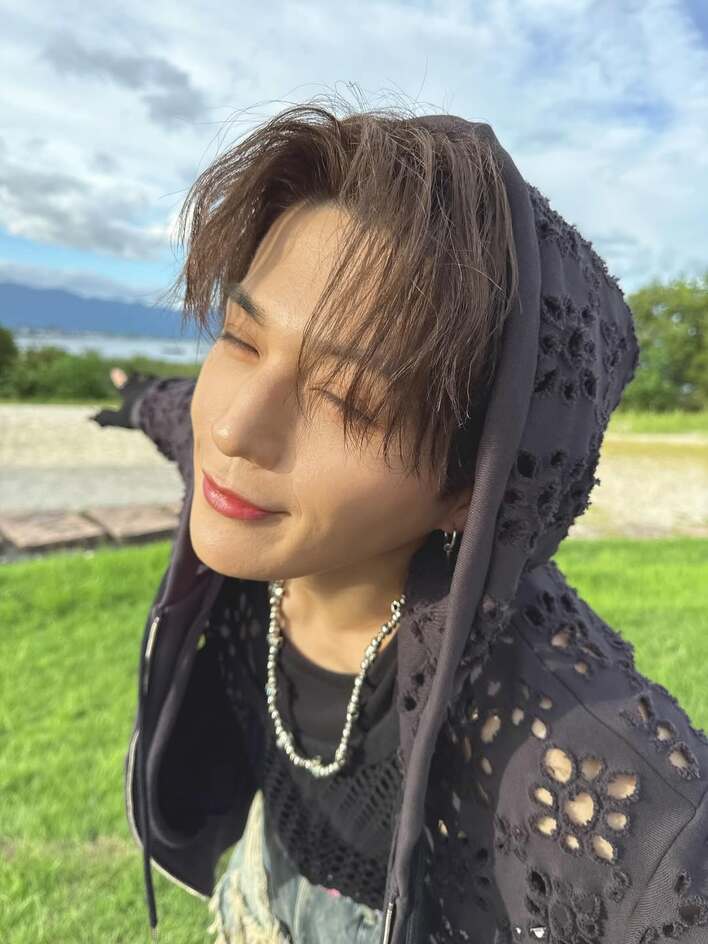 八木勇征 近距離自撮りショット公開！目をつぶりフーディーかぶった