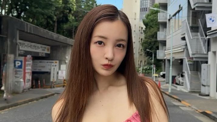板野友美 美デコルテ×美脚にくぎ付け！全身リップマークの深いスリット