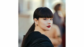 「え！！本物！？」秋元梢 虎とのゼロ距離ショット公開！余裕の表情で寄り添う姿に「ぬいぐるみかと…」など驚きの声続々