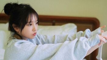 乃木坂46・与田祐希 「本当に眠く…」キャミワンピ姿でベッドでリラックスする表情に注目！5年ぶり写真集『ヨーダ』