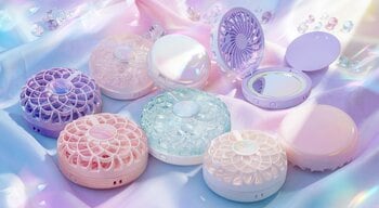 「え、ファンデじゃないの？」バッグから出した瞬間、二度見された“オーロラコンパクト”の正体。女優ミラー付きハンディファン新発売｜1,000円OFF